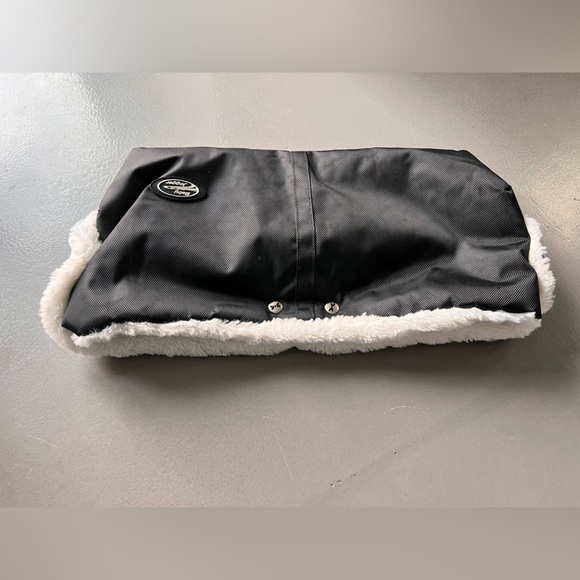Baby Jogger stroller Hand Muff snaps onto handle to keep adult hands warm & dry. - Picture 1 of 4
